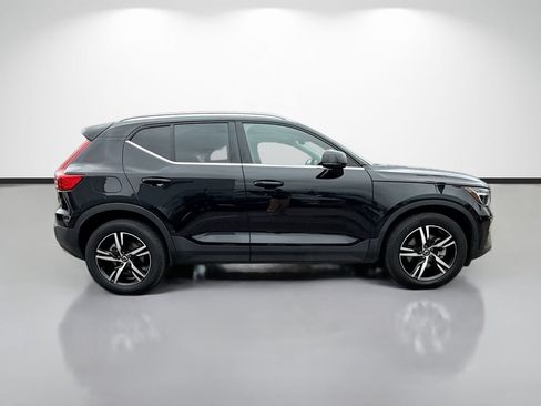 Used 2023 Volvo XC40 B5 Plus AWD/4WD image 2