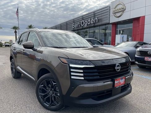 Certified 2025 Nissan Kicks SR image 1