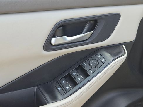 Certified 2025 Nissan Rogue SV FWD image 12