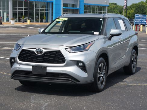 Used 2021 Toyota Highlander XLE FWD image 2