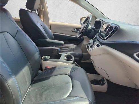 Used 2021 Chrysler Pacifica Touring-L image 19