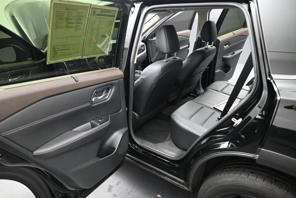 Certified 2023 Nissan Rogue SV w/ SV Premium B Package AWD/4WD image 17