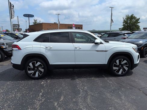 Used 2024 Volkswagen Atlas Cross Sport SE AWD/4WD image 2