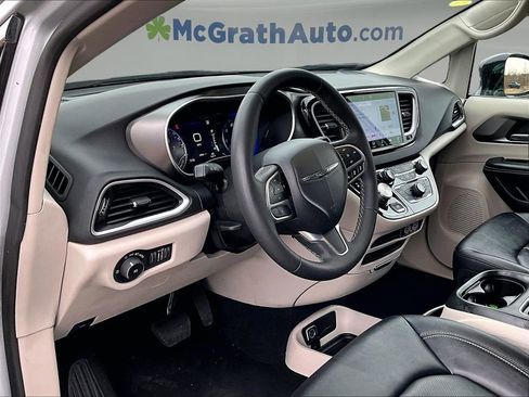Used 2024 Chrysler Pacifica Touring-L FWD image 14