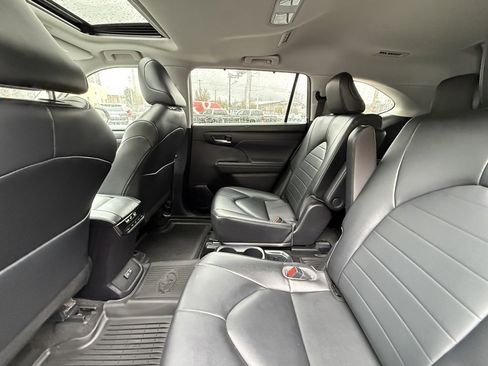 Certified 2023 Toyota Highlander XLE image 20
