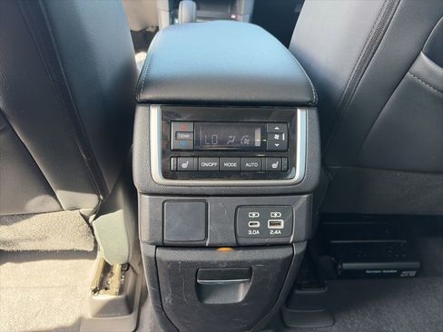 Used 2023 Subaru Ascent Limited w/ Technology Package AWD/4WD image 19