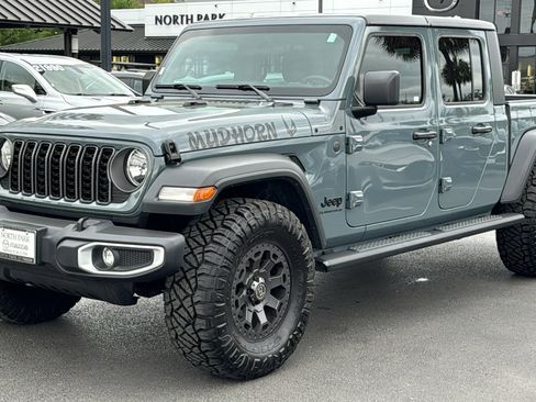 Used 2025 Jeep Gladiator Sport image 4