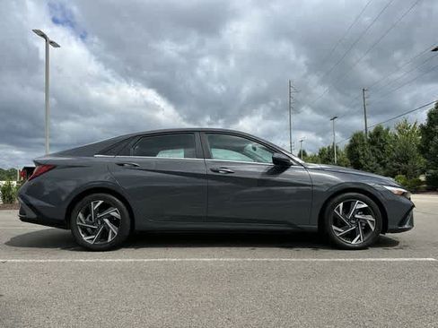 Used 2024 Hyundai Elantra SEL w/ Convenience Package FWD image 3