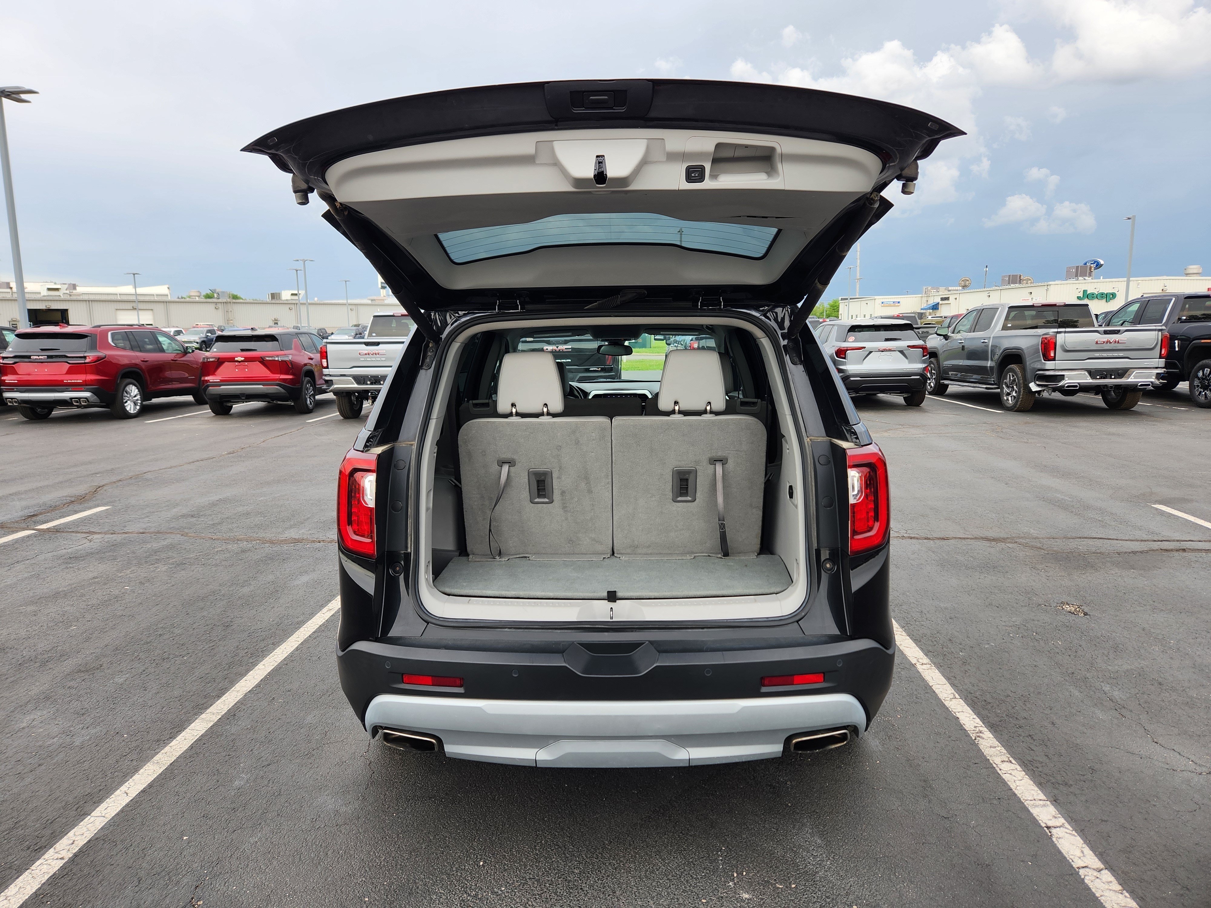Used 2023 GMC Acadia SLT FWD image 10