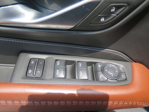 Used 2024 GMC Yukon Denali Ultimate AWD/4WD image 12