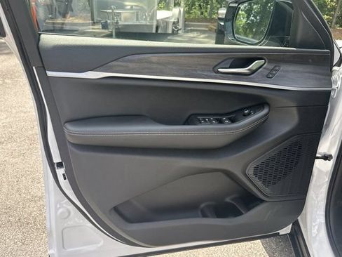 New 2026 Jeep Grand Cherokee Limited RWD image 9