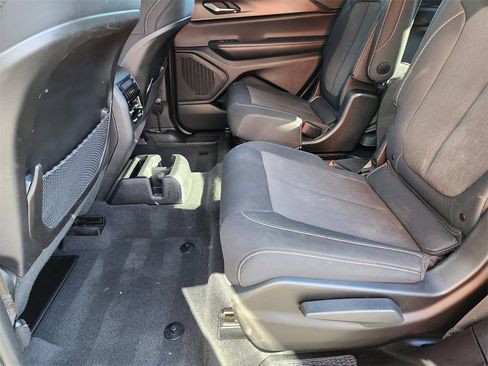 Used 2023 Jeep Grand Cherokee L Laredo image 9