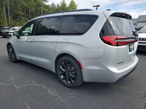 New 2026 Chrysler Pacifica Limited w/ Uconnect Theater Family Group image 4