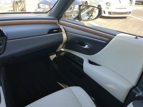 Used 2025 Lexus ES 350 w/ Premium Package image 18