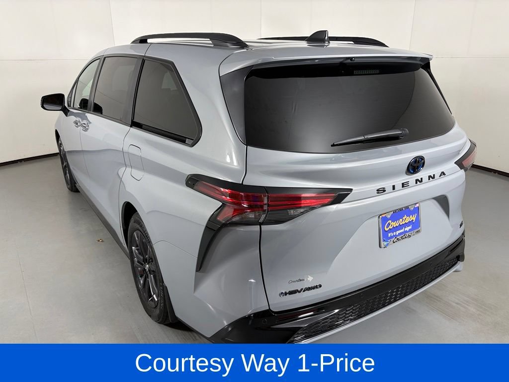 Used 2025 Toyota Sienna XSE AWD/4WD image 8