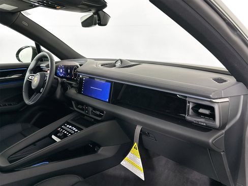 Certified 2025 Porsche Macan Electric image 29