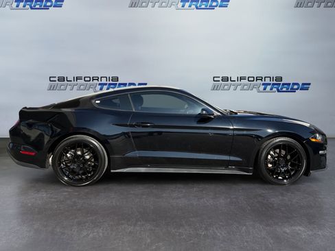 Used 2018 Ford Mustang Coupe image 4