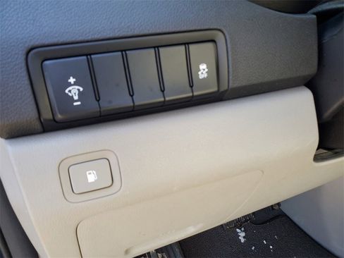 Used 2019 Kia Sedona LX image 10