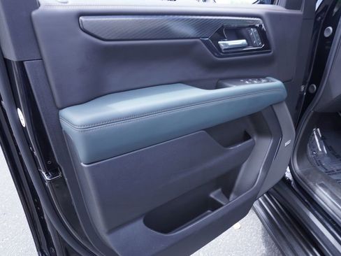 Used 2025 GMC Yukon AT4 AWD/4WD image 15