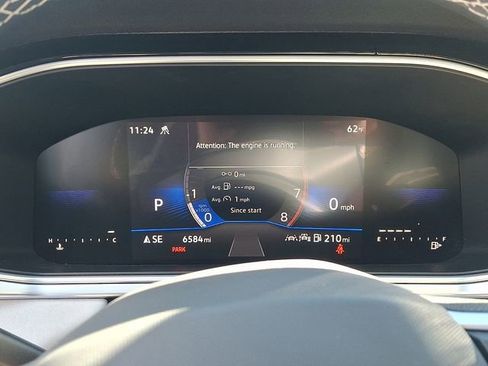 Certified 2025 Volkswagen Taos SE w/ Panoramic Sunroof Package image 25