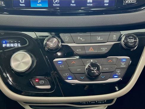 Used 2024 Chrysler Pacifica Touring-L image 16