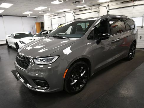 Used 2025 Chrysler Pacifica Limited FWD image 4