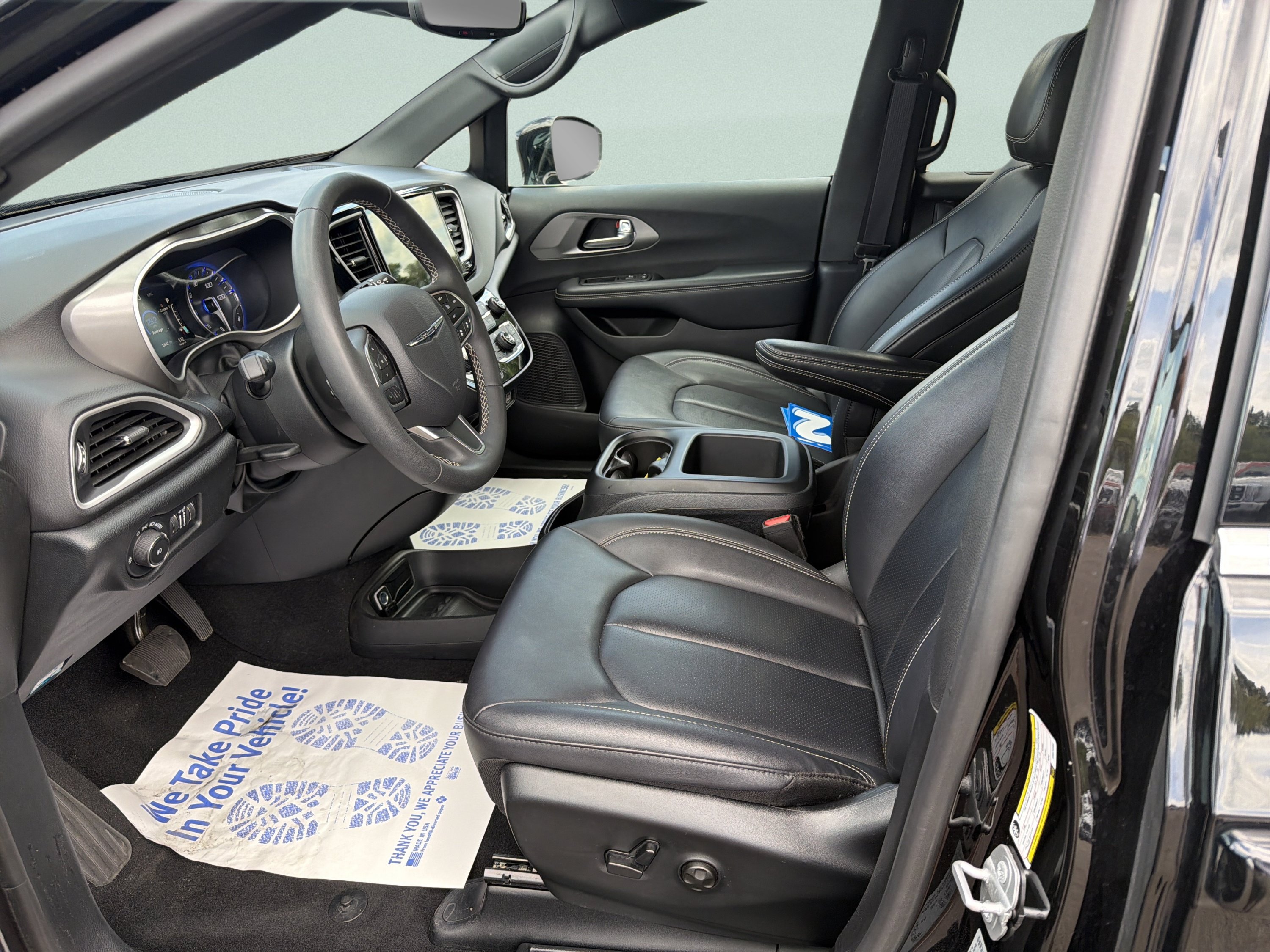 Used 2025 Chrysler Pacifica Select FWD image 11