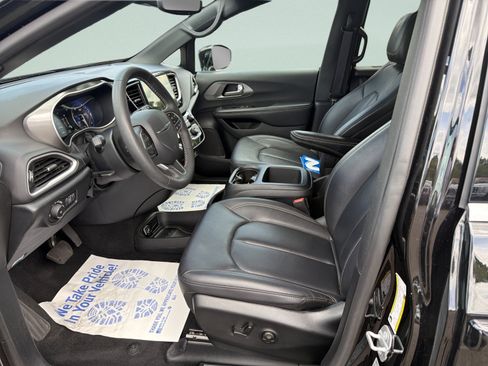 Used 2025 Chrysler Pacifica Select FWD image 11
