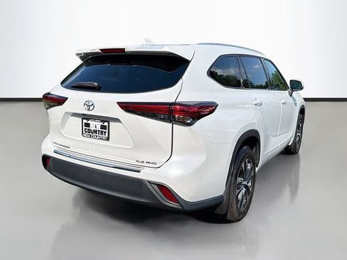 Used 2022 Toyota Highlander XLE AWD/4WD image 7