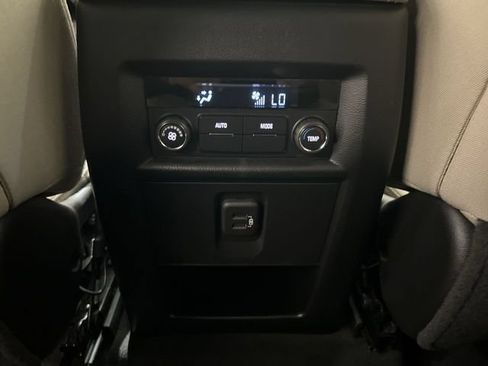 Used 2023 Chevrolet Traverse LT FWD image 19