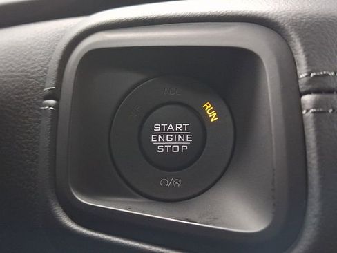 Used 2025 Jeep Gladiator Sport image 25