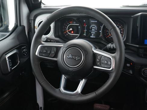 Used 2025 Jeep Wrangler Sahara image 15