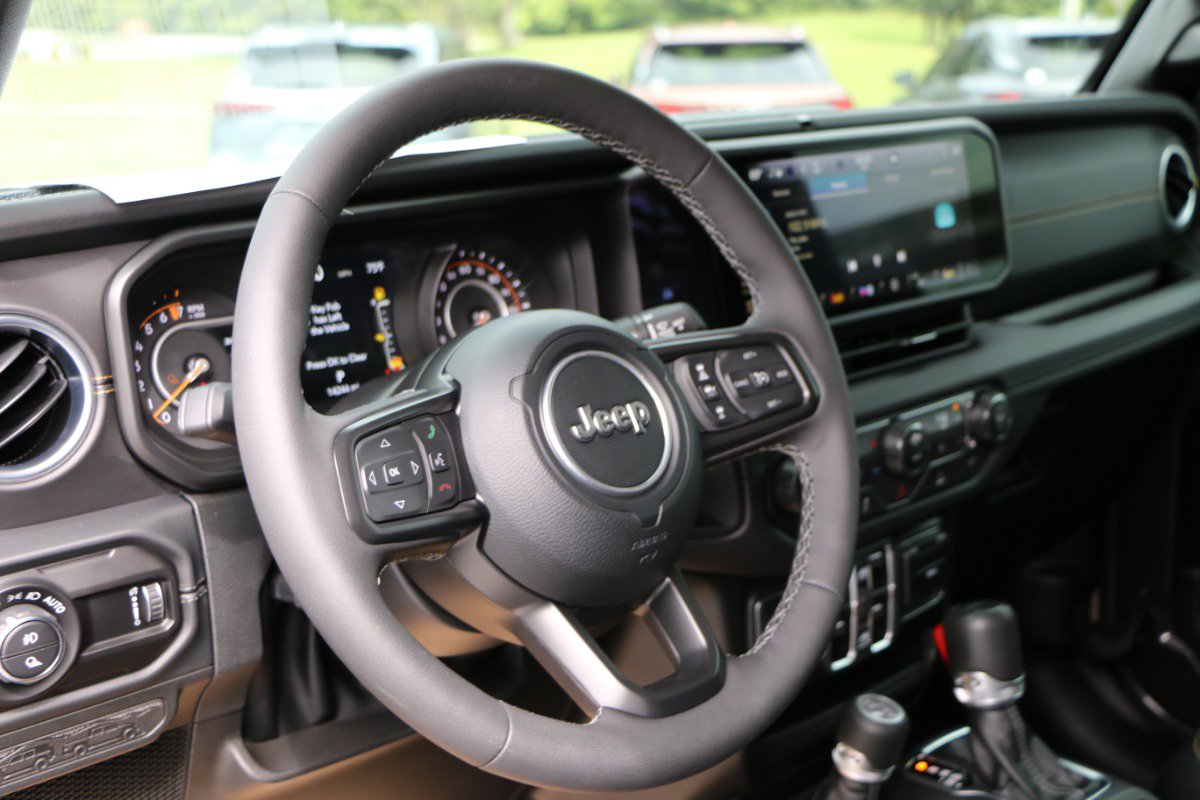 Used 2025 Jeep Gladiator Sport AWD/4WD image 16