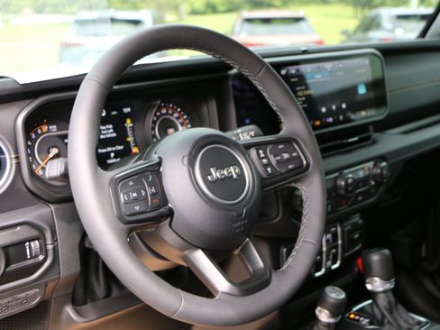 Used 2025 Jeep Gladiator Sport AWD/4WD image 16