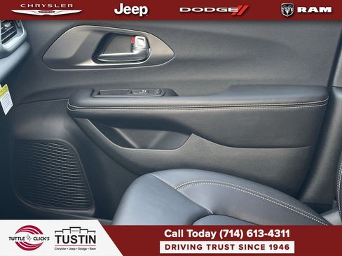 New 2026 Chrysler Pacifica Select FWD image 21