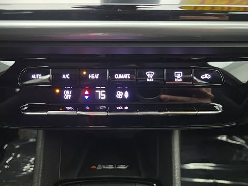 Used 2023 Chevrolet Bolt EUV LT image 35