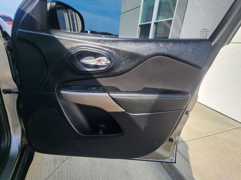 Used 2017 Jeep Cherokee Latitude w/ Comfort & Sound Group FWD image 15