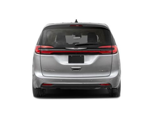 Used 2024 Chrysler Pacifica Limited image 8