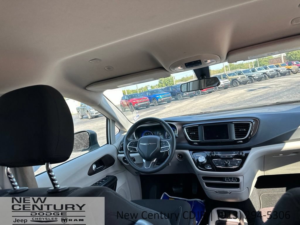 Used 2022 Chrysler Voyager LX FWD image 11