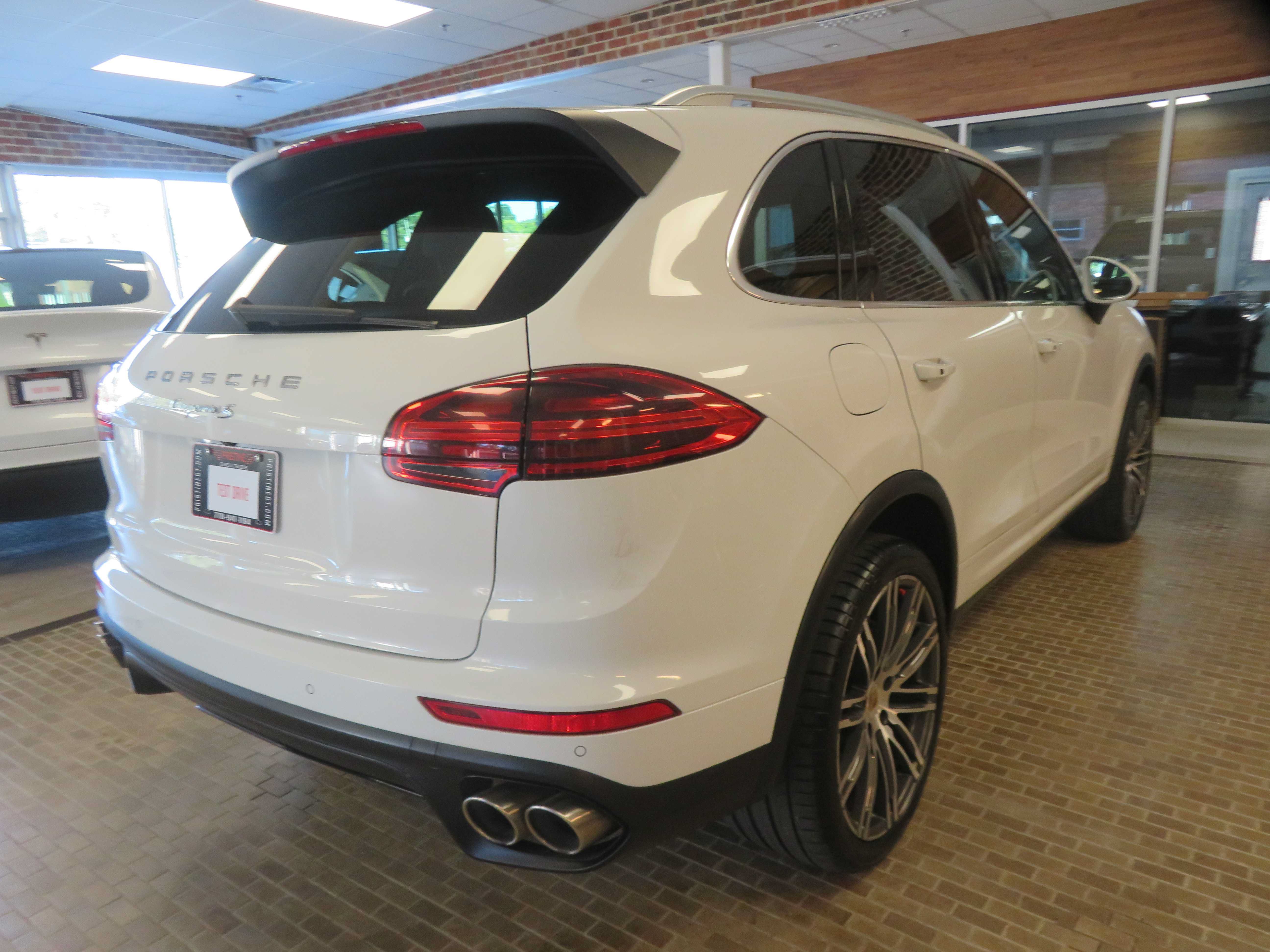 Used 2015 Porsche Cayenne S AWD/4WD image 4