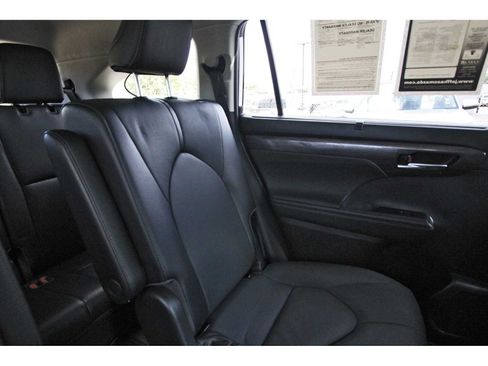 Used 2023 Toyota Highlander Limited FWD image 10