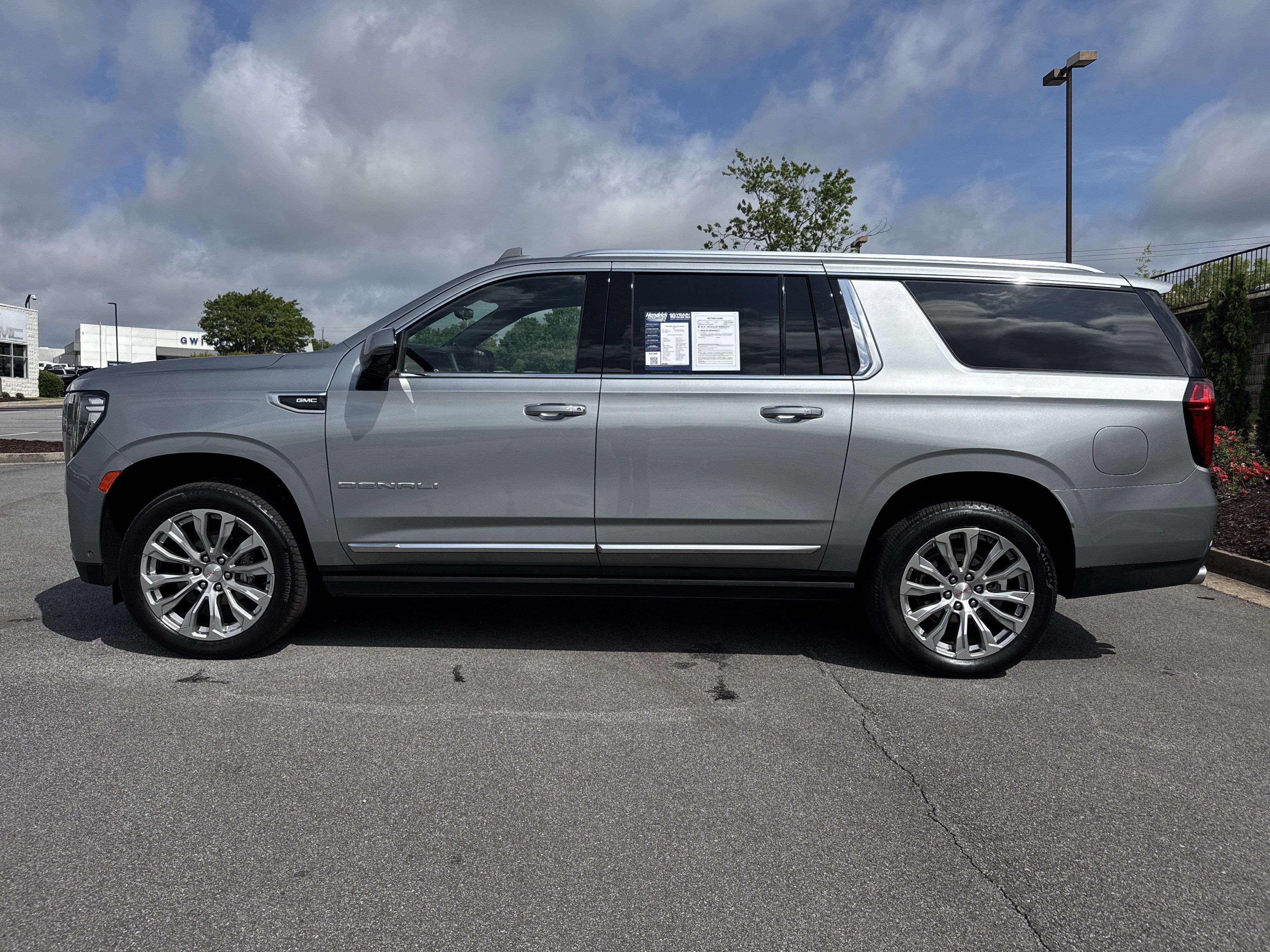 Used 2024 GMC Yukon XL Denali w/ Denali Reserve Package AWD/4WD image 7