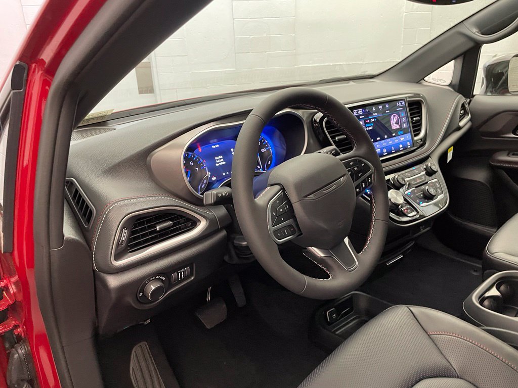 New 2027 Chrysler Pacifica Select FWD image 13