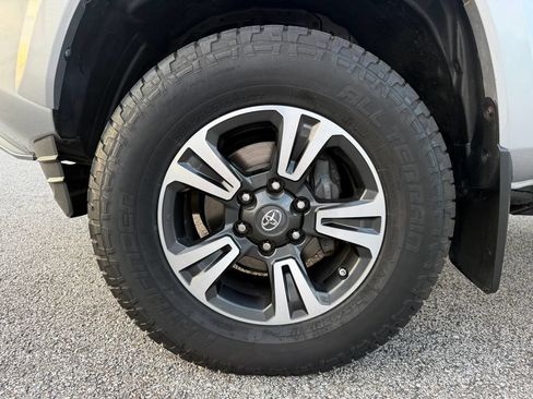 Used 2019 Toyota Tacoma TRD Sport w/ TRD Premium Sport Package AWD/4WD image 23