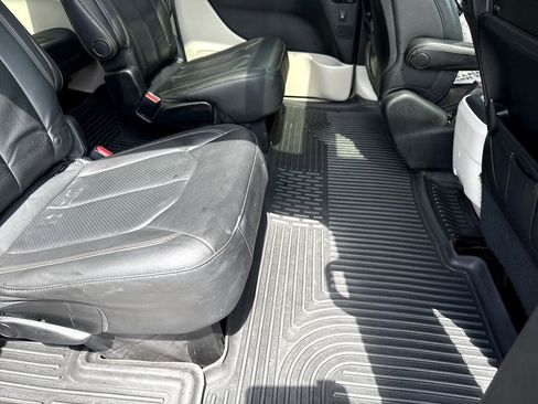 Used 2018 Chrysler Pacifica Touring-L Plus w/ Tire & Wheel Group image 29