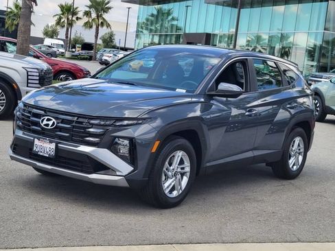Certified 2025 Hyundai Tucson SE FWD image 2
