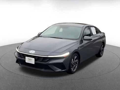 Used 2025 Hyundai Elantra Limited image 4