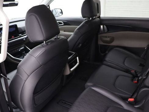 Used 2025 Kia Carnival FWD image 11