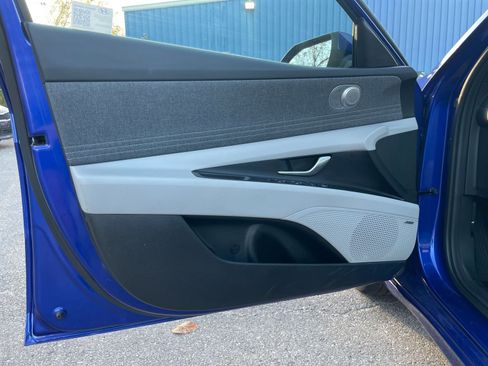 Used 2025 Hyundai Elantra Limited image 18