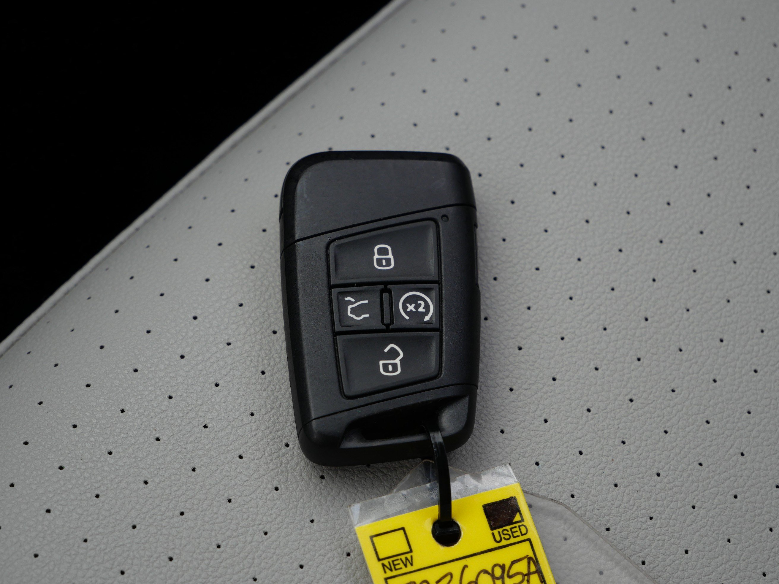 Used 2020 Volkswagen Tiguan SEL AWD/4WD image 31